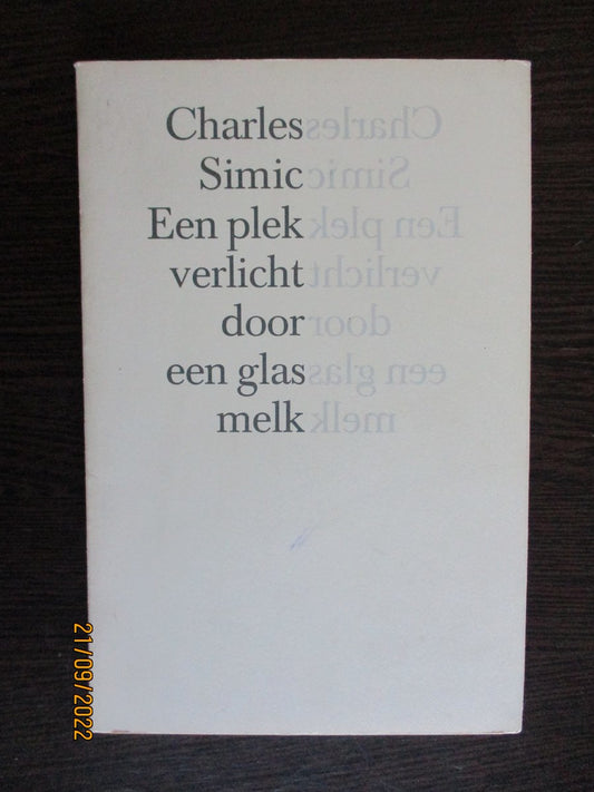 Een plek verlicht door een glas melk